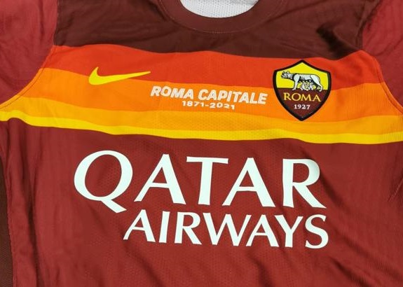 Lazio, fastidio per la maglia celebrativa giallorossa di Roma